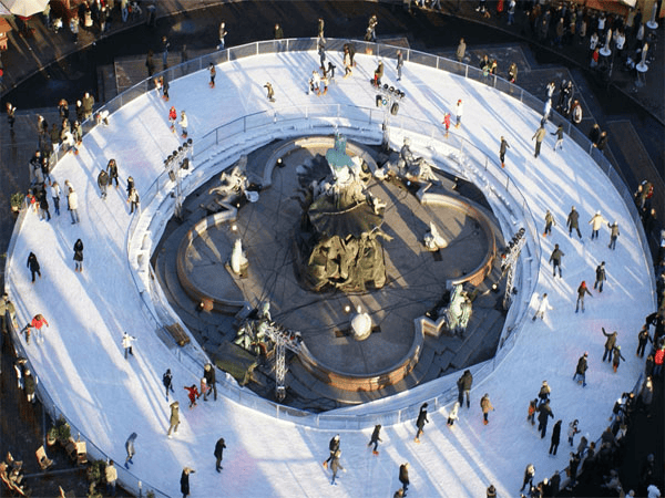 Eislaufen am Neptunbrunnen Berlin