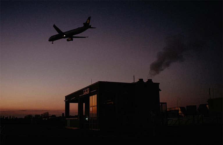 Flugzeug im Dunkeln