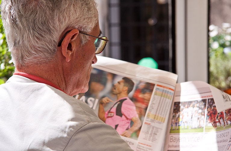 Mann beim Zeitung lesen