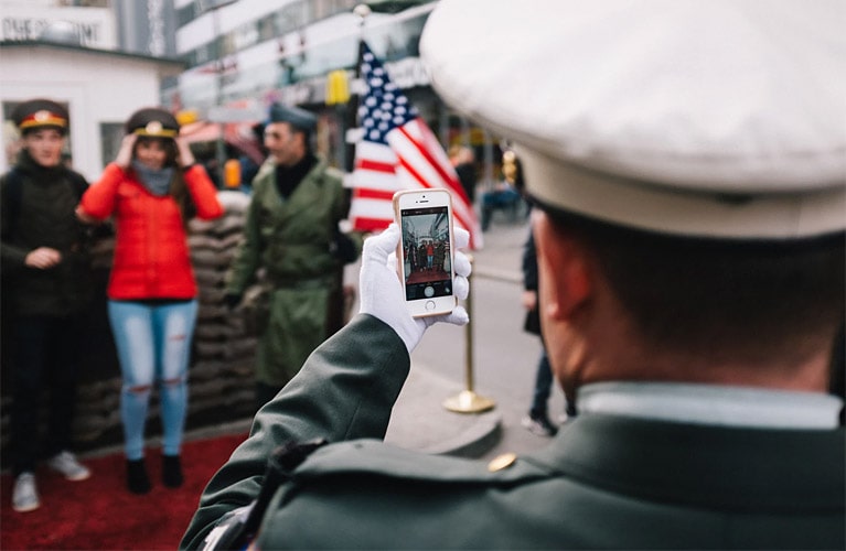 Touristen am Checkpoint Charlie