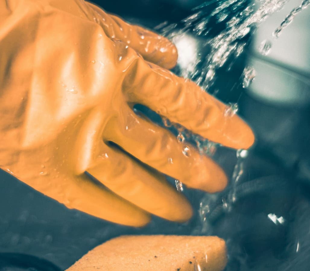 Händewaschen mit Schutzhandschuhen