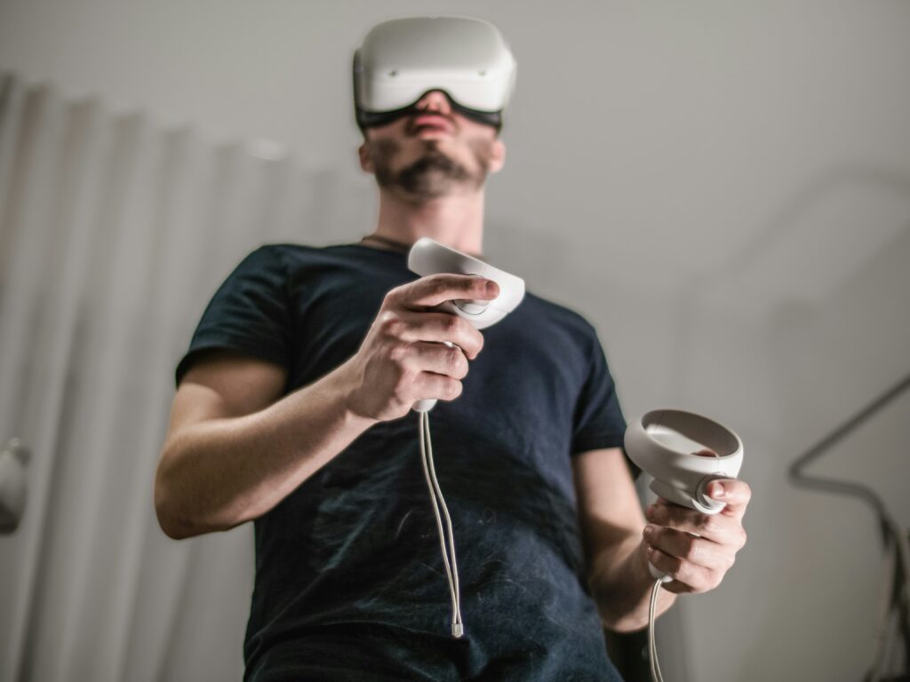 Mann mit VR-Brille