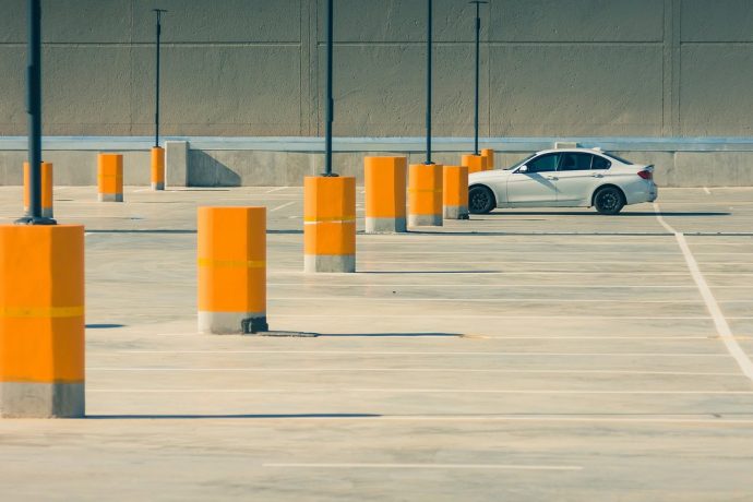 Parkplatz mit nur einem Auto