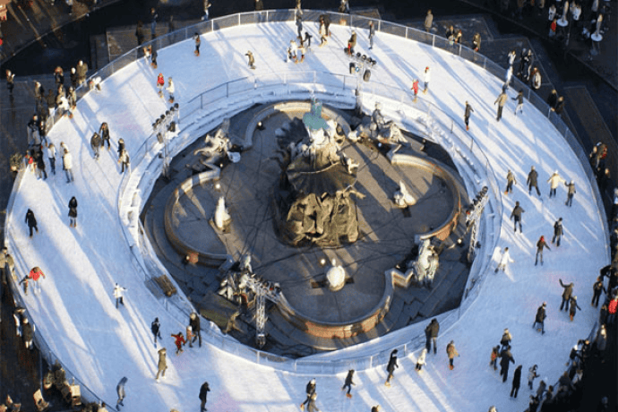 Eislaufen am Neptunbrunnen Berlin