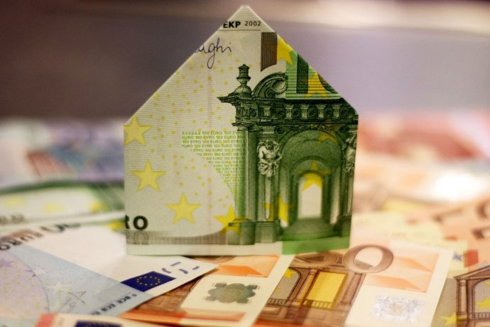 Geld zum Haus gefaltet