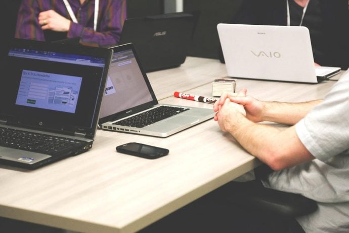 Arbeitsplatz mit Laptops