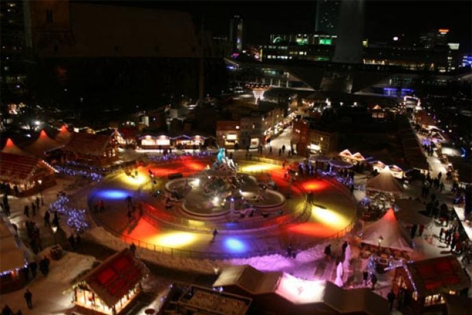 Weihnachtsmarkt am Roten Rathaus in Berlin